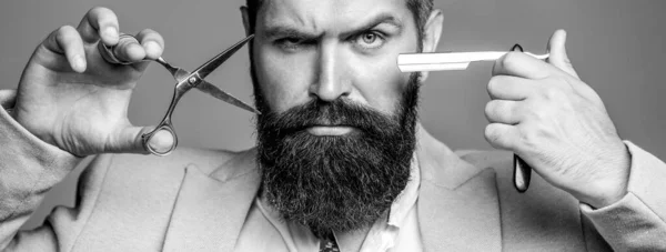 Ciseaux de coiffeur et rasoir droit, salon de coiffure, costume. Salon de coiffure vintage, rasage. Des moustaches. Homme barbu macho. Brutal, ciseaux, rasoir droit. Noir et blanc — Photo