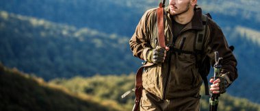 Avlanma silahı ve avlanma biçimi olan bir avcı. Nişancı hedefte görüldü. Adam avda şu an. Av tüfeği. Avcı adam. Av zamanı. Silahlı bir erkek.