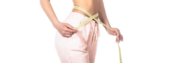 センチメートルのスリムな女の子。彼女の腰をテープで測定する閉じ女性。スリムな女性の体。測定テープを持つ女性。減量の概念。女取り腰スケールテープショー彼女の細い腰 — ストック写真