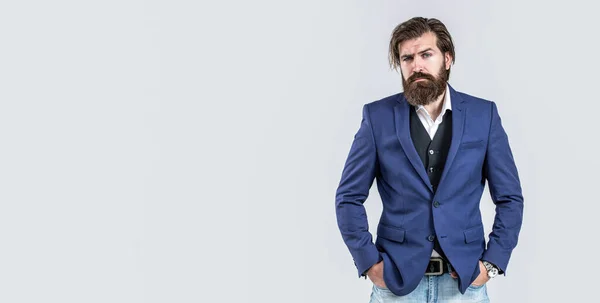 Un bel homme d'affaires barbu en costume classique. Rendez-vous avec une montre-bracelet en costume d'affaires. Elégant bel homme en costume. Un homme en costume. Barbe masculine et moustache. Homme sexy, macho brutal, hipster — Photo