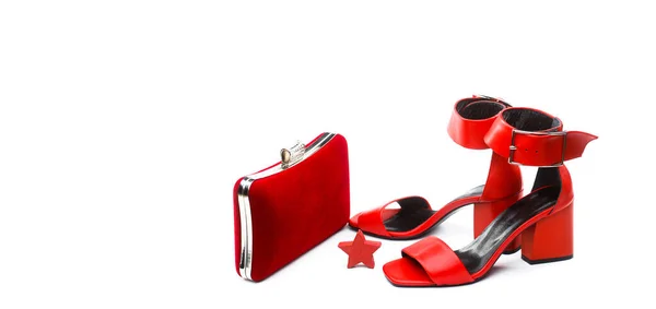 Женская сумка. Женская сумка и стильные красные туфли. Колоритные кожаные туфли шпильки. Стильные классические женские кожаные туфли. Обувь на высоком каблуке и сумки. Стильные красные женские туфли из кожи — стоковое фото