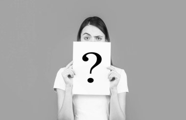 İsimsiz bir kadın. Kadın bilinmiyor. Kız sorusu, anonim, bilinçsiz. Bilinmeyen kadının elinde soru işareti var. Siyah ve beyaz