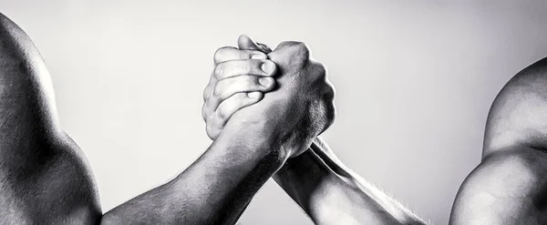 Rivalité, gros plan de bras de fer masculin. Deux mains. Des hommes mesurant les forces, les bras. Lutte à la main, compétition. Noir et blanc — Photo