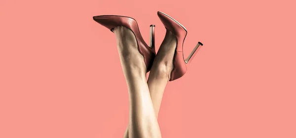 Красивые женские ноги с красными каблуками на красном фоне. Идеальные женские ноги на высоких каблуках. Стройные ноги, девушка в туфлях на высоких каблуках — стоковое фото