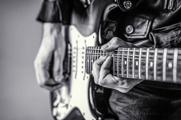 Elektro gitar. Gitar çalarak elinizi kapatın. Gitar çalan müzisyen, canlı müzik. Siyah ve beyaz — Stok fotoğraf