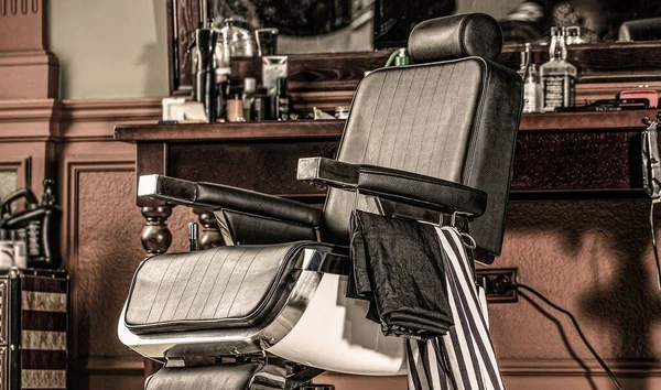 Elegante silla de peluquero vintage. Peluquero profesional en barbería interior. Silla de peluquería — Foto de Stock