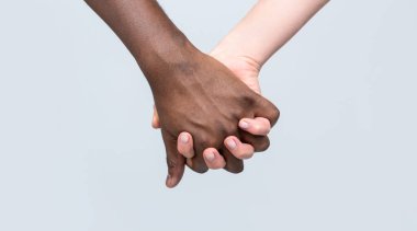 Siyah beyaz el aşk ortaklığı. Siyah, beyaz kadın ve el ele tutuşan adam. Beyaz Kadın, Afrikalı Adam El Dostluğu Sembolü. Afrika Barış Sembolü. Karışık ırk çifti el ele tutuşuyor