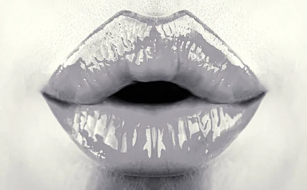 Güzel şehvetli dudaklar, güzel dudaklar, parlak ruj. Yakın çekim, makro, ağız, şehvetli makyaj. Seksi dudak, cilt bakımı. — Stok fotoğraf