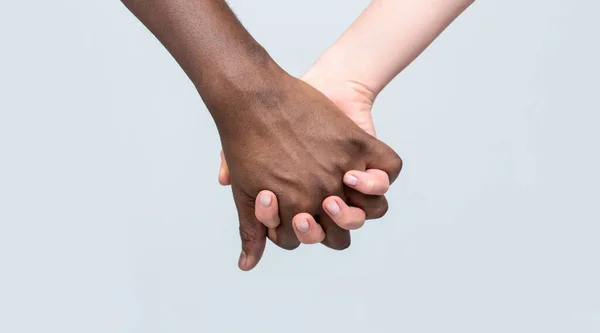 Mano en blanco y negro Love Partnership. Black, White Woman and man Hold Hands Together (en inglés). Mujer blanca, hombre africano sosteniendo el símbolo de amistad de la mano. Símbolo de paz africano. Pareja de raza mixta cogida de la mano — Foto de Stock