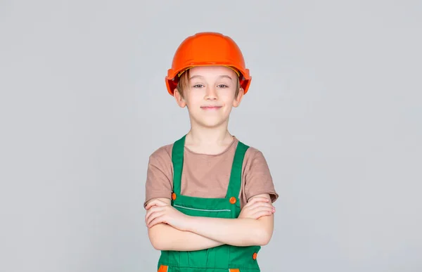 Portret kleine bouwer in hoeden. Kinderhelm, harde hoed. Kleine bouwer in helm. Kind verkleed als arbeider bouwer. Kleine jongen met helm op — Stockfoto