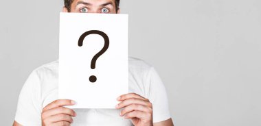 İsimsiz bir adam, sorgulama sembolünün arkasına bakıyor. Erkek bilinmezliği. Bir sorum var, anonim, habersiz. Soru işareti taşıyan adam. Soru işareti, sembol