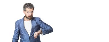 İş adamı nöbet süresini kontrol ediyor. İş adamı kol saatini gösteriyor. İş elbisesi içinde kol saatiyle teslim ol. Takım elbiseli şık yakışıklı adam. Seksi erkek, vahşi maço, hippi.