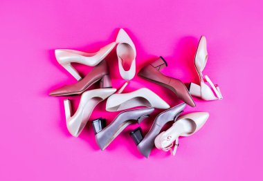 Güzellik ve moda konsepti. Pembe arka planda izole edilmiş şık kadın ayakkabıları. Yukarıdan bak. Kadınlar için ayakkabı. Klasik kadın deri ayakkabısı. Kırmızı arka planda yüksek topuklu kadın ayakkabıları