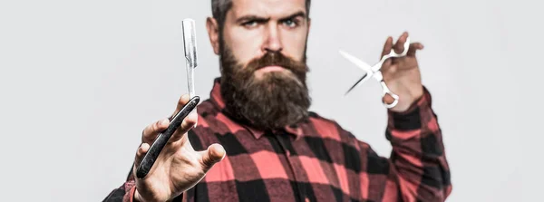 Skäggig man, skäggig man. Porträtt skäggmannen. Frisörsax och rakhyvel, frisörsalong. Vintage frisör, rakning. Män klipper sig. Frisörsax och rakhyvel, frisörsalong — Stockfoto