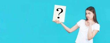 Düşünen kadın. Cevaplar almak, düşünmek. Soru işareti, sembol. Kavram - zor bir konu, cevap arıyor.