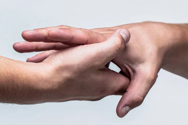 Dos manos, el brazo de un amigo, el trabajo en equipo. Rescate, ayuda gesto o manos. De cerca la mano de ayuda. Ayudando concepto de la mano, apoyo —  Fotos de Stock