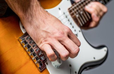 Müzik festivali. Gitar çalan adam. Gitar çalarak elinizi kapatın. Gitar çalan müzisyen, canlı müzik. Müzik aleti