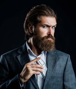 Parfüm ya da parfüm şişesi, parfüm, kozmetik, parfüm şişesi, kolonya tutan erkek.