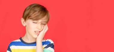 Diş ağrısı kesici. Diş hastalığı. Diş ağrısı gibi diş ağrısı. Dişçi konsepti. Portreci çocuğun dişi ağrıyor. Oral bakım kavramları