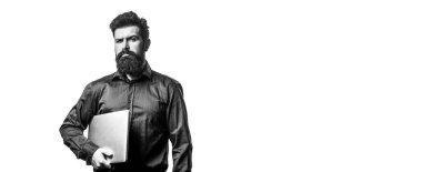 Dizüstü bilgisayarı tutuyorum. Gerçekten yakışıklı, sakallı, işçi dizüstü bilgisayar. Bilgisayarını kullanan genç bir iş adamı. Siyah ve beyaz