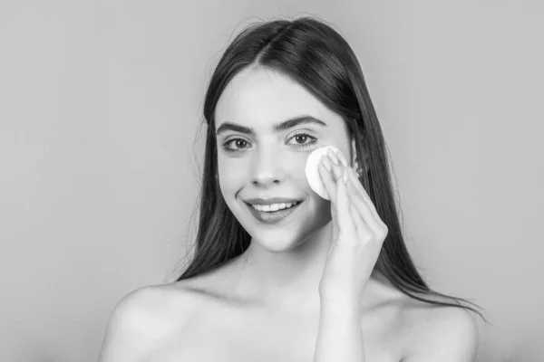 Concepto de belleza, tratamiento de salud. Cosmetología y spa. Usando esponja de maquillaje. Blanco y negro — Foto de Stock