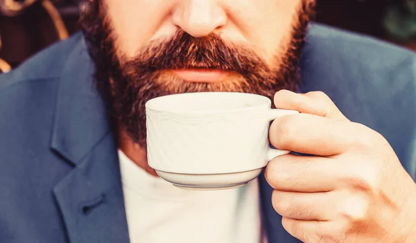 Bebida de café Hombre barbudo, las manos sosteniendo una taza de café caliente. Hora del café —  Fotos de Stock