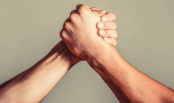 Man hand. Two men arm wrestling. Arms wrestling. Closep up. Friendly handshake, friends greeting, teamwork, friendship. Handshake, arms, friendship. Hand, rivalry, vs, challenge, strength comparison — Stock Photo, Image