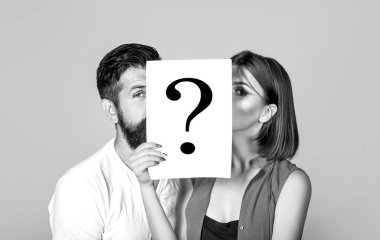 İsimsiz, erkek ve kadın sorusu. Öpüşen çift, tanınmayan. Sorunlar ve çözümler. Kavga eden bir çift. İnsanlar arasında kavga. Çiftte sorun, soru işareti. Elinde kağıt soru işareti olan çift.