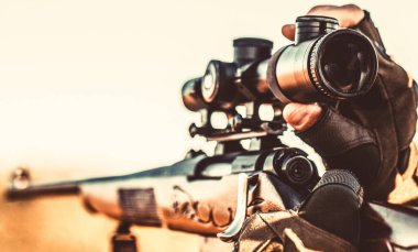 Av tüfeği. Hunter nişan alıyor. Avcı adam. Nişancı hedefte görüldü. Av zamanı. Silahlı bir erkek. Adam avlanıyor.