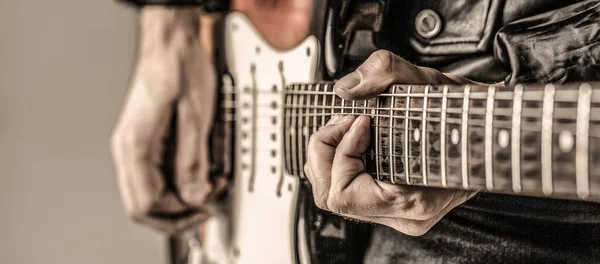 Mannen som spelar gitarr. Närbild hand spelar gitarr. Musiker som spelar gitarr, levande musik — Stockfoto