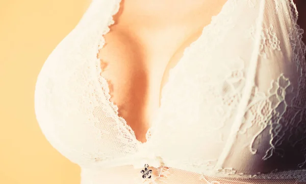 Primer plano de senos femeninos sexy en sujetador blanco. Mujeres sensuales, pechos enormes, tetas grandes. Sexy chica sensual —  Fotos de Stock
