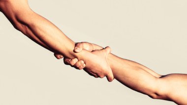 Dostça bir tokalaşma. İki el, tokalaşma. İki el, bir arkadaşın koluna yardım, takım çalışması. Kurtarma, el hareketlerine yardım etme. Yardım elini kapat. El kavramına yardım, destek