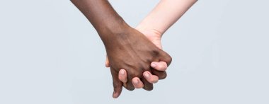Beyaz Kadın, Afrikalı Adam El Dostluğu Sembolü. Afrika Barış Sembolü. Karışık ırk çifti el ele tutuşuyor. Siyah beyaz el aşk ortaklığı. Siyah, Beyaz Kadın ve Erkek