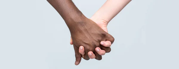 Біла жінка, африканський чоловік тримає символ дружби. Африканський мирний символ. Змішана расова пара тримається за руки. Чорно-біле партнерство. Чорна, біла жінка і чоловік — стокове фото