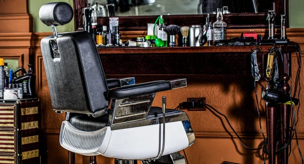 理髪店の椅子。理容室のアームチェア、現代的な美容室とヘアサロン、男性のための理容室ショップ。スタイリッシュなヴィンテージの理容室の椅子。理容室のインテリアのプロの美容師 — ストック写真