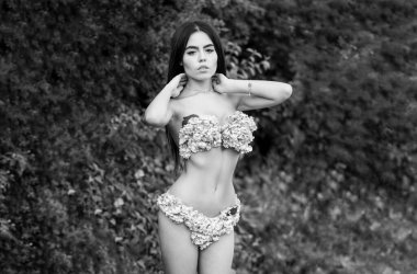 İç çamaşırı yerine çiçekli kız, çiçek açıyor. Şehvetli kadın, çiçek sütyeni, külot. Bahar kızı. Çıplak kadın. Çiçekli bir kadın. Siyah ve beyaz