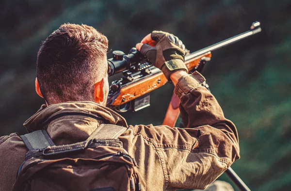狩猟期間。銃を持った男。閉めろ。狩猟銃と狩猟用のフォームを持つハンター。ハンターが狙ってる — ストック写真