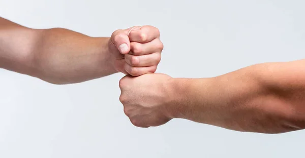 Concetto di squadra. La gente stringe i pugni, le braccia. Amichevole stretta di mano, amici che vi salutano. Due mani, braccio isolato. Mani di uomini gente pugno urto lavoro di squadra, successo. Uomo che dà pugno urto — Foto Stock