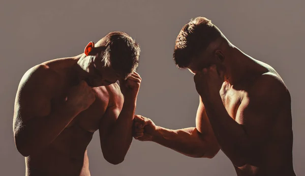 Deux boxeurs professionnels. Deux jeunes boxeurs face à face dans un match. Deux boxeurs hommes boxant sur fond de silhouette isolé. Deux hommes pratiquant la boxe thaï en silhouette, MMA — Photo