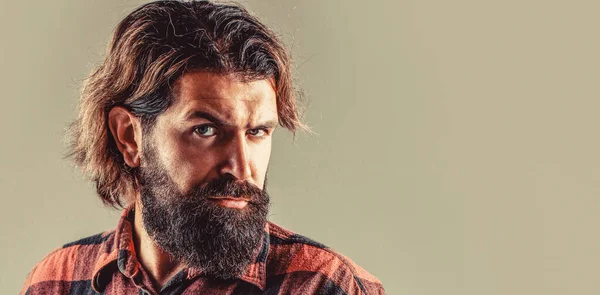 Elegante knappe man in pak. Knappe, bebaarde zakenman. Portret van een knappe man met een baard in pak. Mannelijke baard en snor. Sexy man, brute macho, hipster — Stockfoto