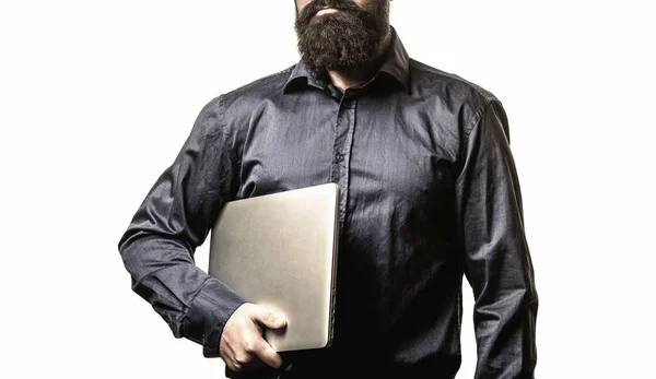 Il tient un ordinateur portable. Sérieux bel homme barbu travailleur ordinateur portable. Homme d'affaires barbu tenant un ordinateur dans ses mains isolé sur fond blanc. Homme d'affaires utilisant son ordinateur portable, PC. — Photo