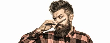 Klasik düz tıraş bıçağı. Berber dükkanında erkek tıraşı. Berber ustura, berber dükkanı. Beyaz arka planda izole edilmiş. Sakallı, uzun sakallı, vahşi, beyaz, bıyıklı bir hippi.