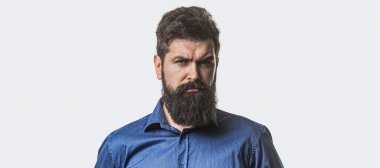 Erkek sakalı ve bıyığı. Siyah arka planda mavi gömlekli şık sakallı adam. Sakallı adam, şık saç stili, sakallı. Mükemmel sakal.