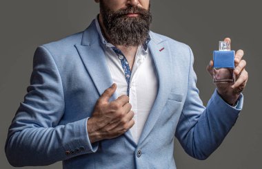 Moda kolonya şişesi. Erkek parfümü, parfüm. Erkeksi parfüm. Erkek parfümü ve parfümü, kozmetik..