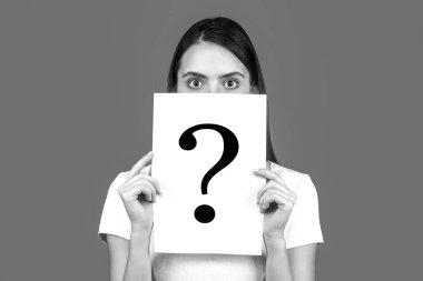 Elinde kağıt soru işareti olan bir kadın. Soru işareti olan isimsiz bir kadın. İsimsiz bir kadın, kimliği belirsiz bir kullanıcı, kılık değiştirmiş. Siyah ve beyaz.