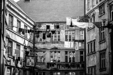 Eski bir evin dışında çamaşır yıkadım. Fakir semt, fakir semtin evleri. İpin üzerinde çamaşır kurutma. Siyah ve beyaz.