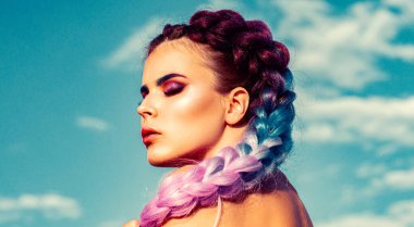 Saçına renkli kanekalon örülmüş bir kadın. Güzel bir kadın menekşe rengi ombre saç ve profesyonel makyaj..