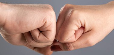 İki erkek yumruğu birbirine vuruyor. Takım çalışması ve arkadaşlık. Yumruk tokuştur. Saygı gösterme ya da onaylama hareketi. Dostlar selamlıyor. Erkek ve kadın yumruk tokuşturuyorlar..