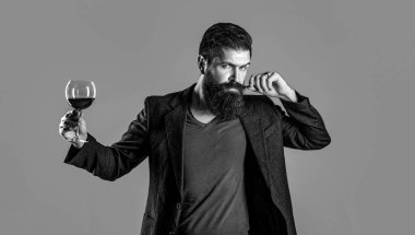 Sommelier, bir bardak şarap, şarap imalatçısı, erkek şarap üreticisi. Siyah ve beyaz.