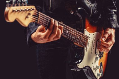 Elektro gitar, gitarist, müzisyen rock. Gitar çalan adam. Elektro gitar çalan bir müzisyenin elleri.